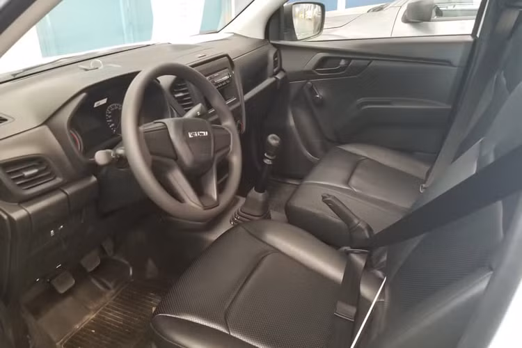 Xe có kích thước DxRxC: 5.325 x 1.810 x 1.695mm. Lọt lòng thùng hàng có kích thước 2.330 x 1.590 x 465mm. Tải trọng chở hàng hoá lên đến 965kg. Trên bản cabin kép thông thường, thùng xe có kích thước 1.485 x 1.530 x 465mm. Theo Quy chuẩn mới (QCVN:41/2019), các dòng xe bán tải, xe van có khối lượng chuyên chở cho phép từ 950 kg trở lên sẽ được coi là xe tải và tuân theo các quy định về khung giờ cấm hoạt động tại các khu vực đông dân cư tại các thành phố lớn.