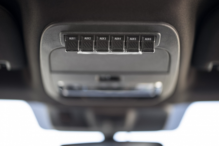 Các showroom xe nhập tư nhân tại Việt Nam đã chào hàng F-150 Raptor 2021 từ lâu với mức giá khoảng 4,5 tỷ đồng và sẽ đua nhau đưa mẫu bán tải được ưu chuộng này về nước càng sớm càng tốt, số lượng sẽ không dưới 10 chiếc từ nay cho đến cuối năm.