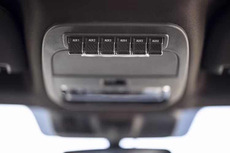 Các showroom xe nhập tư nhân tại Việt Nam đã chào hàng F-150 Raptor 2021 từ lâu với mức giá khoảng 4,5 tỷ đồng và sẽ đua nhau đưa mẫu bán tải được ưu chuộng này về nước càng sớm càng tốt, số lượng sẽ không dưới 10 chiếc từ nay cho đến cuối năm.