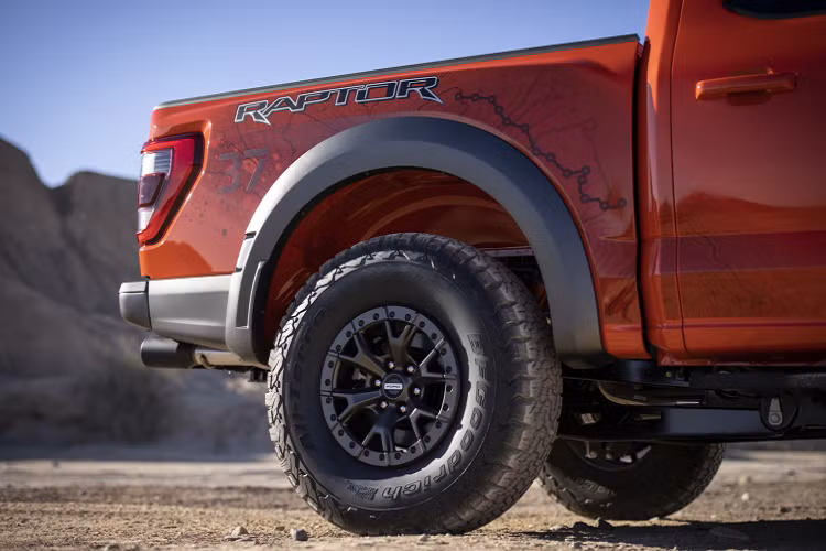 Bên trong nội thất, khách hàng sẽ nhận được màn hình lái 12 inch và màn hình hệ thống thông tin giải trí 12 inch. Các điểm nổi bật khác bao gồm vô lăng mới và các chi tiết trang trí bằng nhôm. F-150 raptor 2021 trang bị hệ thống âm thanh Bang &amp; Olufsen 18 loa. Đặc biệt, phiên bản 2021 có thể biến thành một máy phát điện nhờ tính năng Pro Power Onboard.