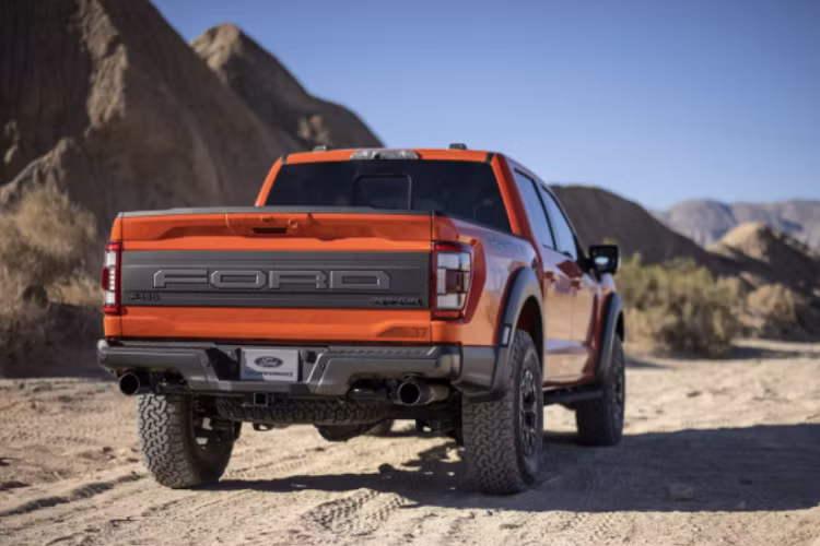 So với thế hệ tiền nhiệm, Ford F-150 Raptor 2021 tại Mỹ có giá bán đắt hơn khoảng 10.000 USD, thậm chí cao hơn biến thể SuperCrew có giá 56.440 USD. Ford F-150 Raptor hoàn toàn mới cũng cung cấp cho khách hàng gói Tiện ích (795 USD), gói Đồ họa ngoại thất (1,075 USD), gói Trang trí carbon (995 USD) và gói Công nghệ cao (1.995 USD),...