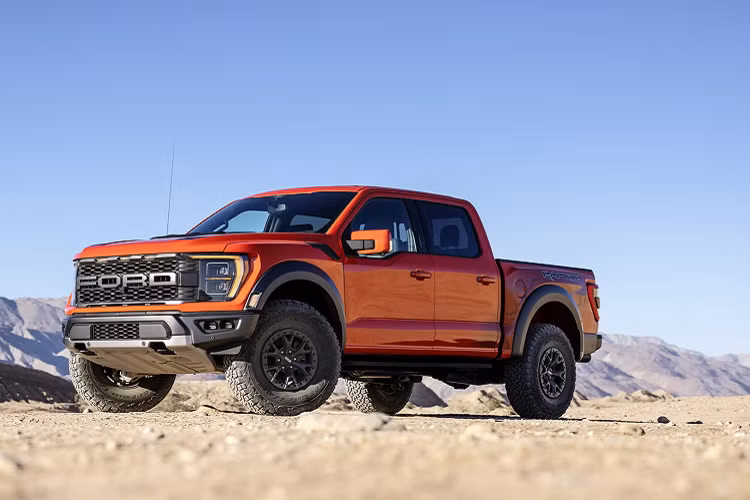  Ford F-150 Raptor hoàn toàn mới được trình làng hồi đầu tháng 2 năm nay. Ở thế hệ mới, F-150 Raptor 2021 sở hữu nhiều nâng cấp tập trung vào khả năng vận hành, tăng cường khả năng offroad, bên cạnh thiết kế mới hấp dẫn hơn.