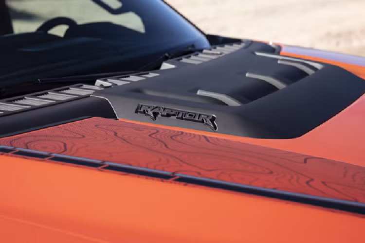 Dù không mạnh mẽ như Raptor, phiên bản Tremor 2021 sử dụng hệ thống treo đã được sửa đổi với các lò xo được tinh chỉnh riêng dành cho Tremor. Mẫu bán tải trang bị khóa vi sai cầu trước/sau tiêu chuẩn, tấm chống trượt phía trước, lốp xe địa hình General Grabber 33 inch với bộ mâm 18 inch đặc trưng.