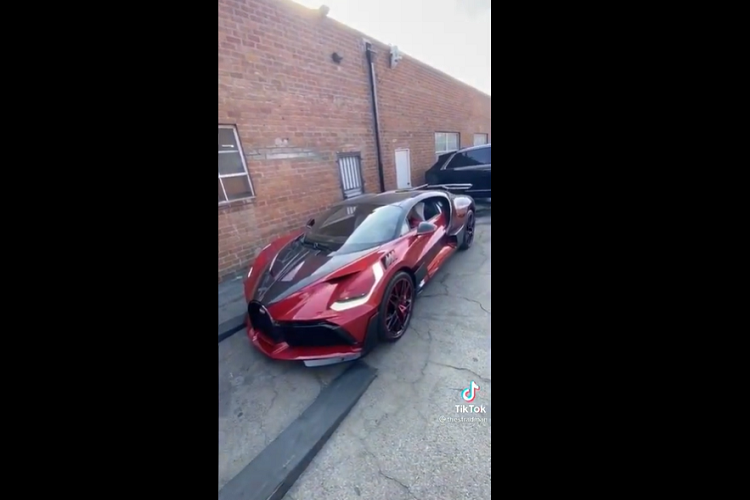 Đi sâu hơn vào tìm hiểu, "bộ cánh" của siêu phẩm Bugatti Divo này mang 3 màu sắc gồm đỏ bóng, carbon đỏ và màu carbon. Sự pha trộn đầy khéo léo của các nghệ nhân Pháp đã mang tới cho chiếc Bugatti Divo một hiệu ứng về thị giác và thẩm mỹ không thể bỏ qua.