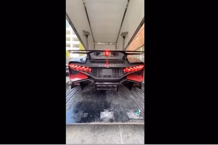 Thứ nhất, đây là chiếc Bugatti Divo đầu tiên của năm 2021 được bàn giao tới tay khách hàng. Nó như một điều biểu trưng cho sự may mắn, độc đáo của chiếc xe với chủ nhân. Điểm thu hút thứ 2 trên chiếc Bugatti Divo này chính là ở "bộ cánh" ngoại thất 3 tông màu vô cùng ấn tượng.