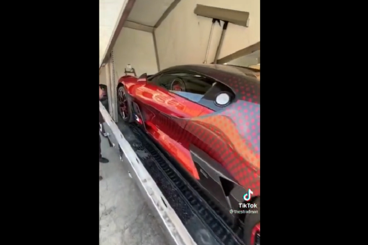 Trên thực tế, chiếc Bugatti Divo hàng hiếm này không phải là chiếc xe đầu tiên ở thị trường Mỹ. Trước đó vào hồi tháng 8/2020, siêu phẩm Bugatti Divo đầu tiên đã cập bến quốc gia này. Thế nhưng, điều khiến chiếc Bugatti Divo thứ 2 ở Mỹ tạo sự chú ý với giới truyền thông và các tín đồ mê xe thế giới chính nằm ở 2 lý do.