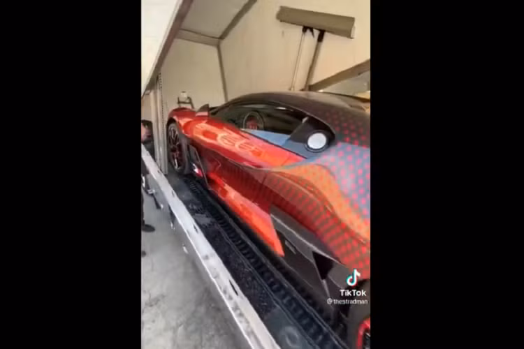 Trên thực tế, chiếc Bugatti Divo hàng hiếm này không phải là chiếc xe đầu tiên ở thị trường Mỹ. Trước đó vào hồi tháng 8/2020, siêu phẩm Bugatti Divo đầu tiên đã cập bến quốc gia này. Thế nhưng, điều khiến chiếc Bugatti Divo thứ 2 ở Mỹ tạo sự chú ý với giới truyền thông và các tín đồ mê xe thế giới chính nằm ở 2 lý do.