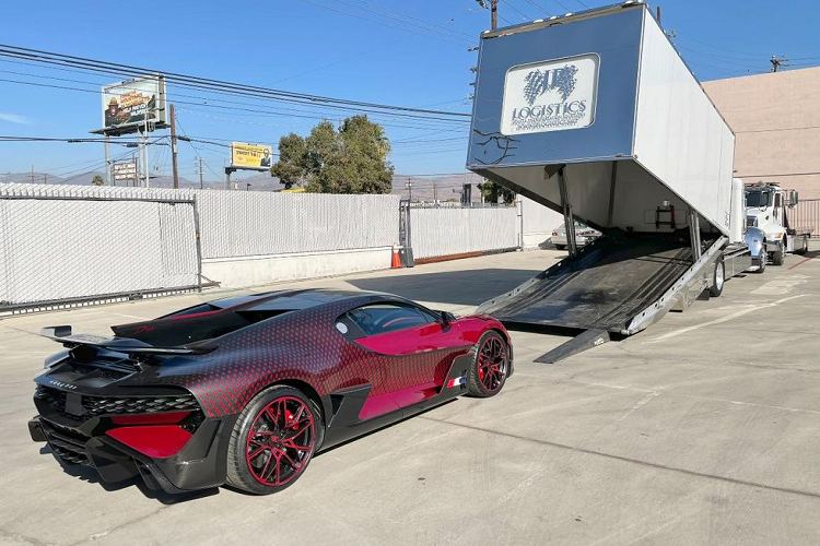 "Trái tim" của Bugatti Divo là khối động cơ W16 8.0L hàng khủng với 4 bộ tăng áp, sản sinh ra công suất tối đa lên tới 1.500 mã lực và 1.600 Nm mô-men xoắn. Theo nhà sản xuất, Bugatti Divo có thể đạt vận tốc tối đa lên tới 380 km/h.