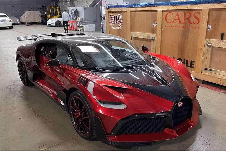 Mới đây, một đại lý kinh doanh xe sang ở Mỹ vừa nhập khẩu thành công một chiếc Bugatti Divo mới cứng và đồng thời cũng là chiếc đầu tiên đến tay khách hàng trong năm 2021. Được biết, giá xe Bugatti Divo này được tiết lộ ở mức trên 5 triệu USD (khoảng 115 tỷ đồng).