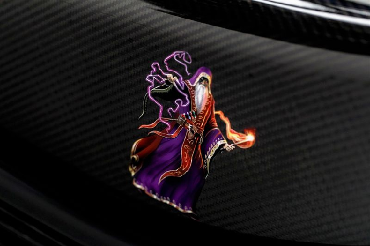 Không phải là một màu đen đơn thuần, Sorcerer Black nổi bật với những ánh sáng lấp lánh bảy sắc cầu vồng khi đặt xe dưới ánh nắng hay có đèn rọi vào các tấm thân xe.