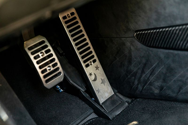 Kết hợp với màu sơn thú vị này là một vài chi tiết tương phản màu vàng đồng.