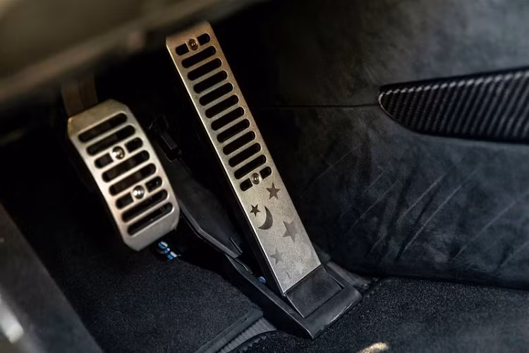 Kết hợp với màu sơn thú vị này là một vài chi tiết tương phản màu vàng đồng.