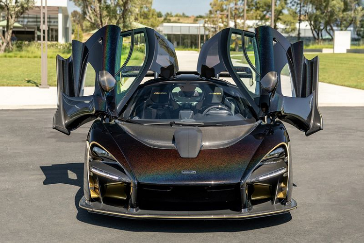 Cung cấp sức mạnh cho McLaren Senna one-off này vẫn là khối động cơ tăng áp kép V8 4.0L sản sinh công suất 789 mã lực và mô-men xoắn cực đại 800Nm, giúp chiếc hypercar có thể tăng tốc từ 0-100 km/h trong 3 giây trước khi cán tốc độ tối đa 350 km/h. Mức giá xe McLaren Senna Merlin hàng hiếm này đang được chào bán 1,144 triệu USD (khoảng 26,3 tỷ đồng).