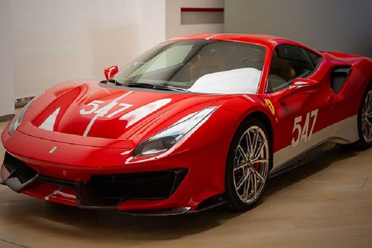 Lớp sơn ngoại thất màu đỏ vốn là cách phối màu đặc trưng của Ferrari, và chiếc Ferrari 488 Pista của Tailor Made sở hữu dàn áo đỏ thẫm bao phủ lấy toàn bộ thân xe. Ở phía trước, một sọc trắng chạy dọc từ trung tâm mui xe kéo dài tới nóc xe. Con số 547 màu trắng cũng xuất hiện ở chính giữa mui xe.