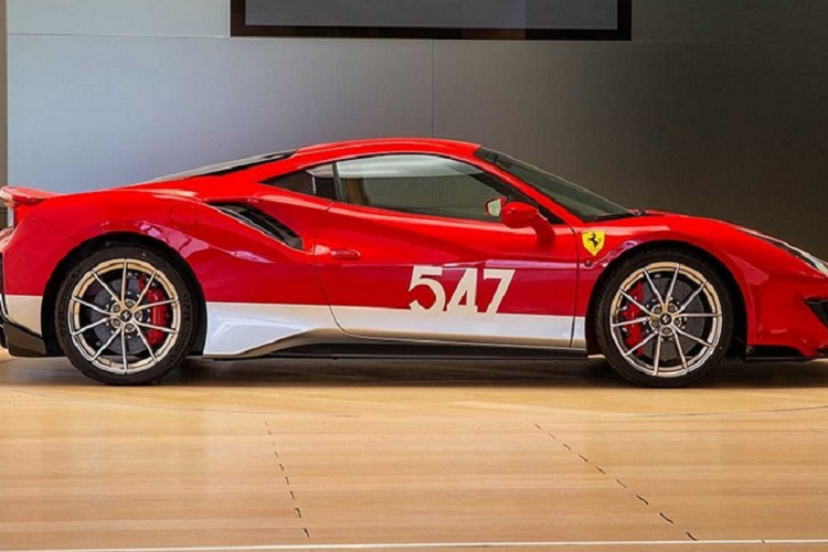 Những hình ảnh của chiếc siêu xe Ferrari 488 Pista này có vẻ hơi tối nên chưa biết rằng bộ chia gió trước được sơn bằng màu đen bóng hay làm từ sợi carbon. Biểu tượng chú ngựa tung vó của Ferrari cũng xuất hiện ngay trên chắn bùn trước. Đường nét sọc trắng to bản hơn cùng con số 547 tiếp tục hiện diện trên cánh cửa của 488 Pista.