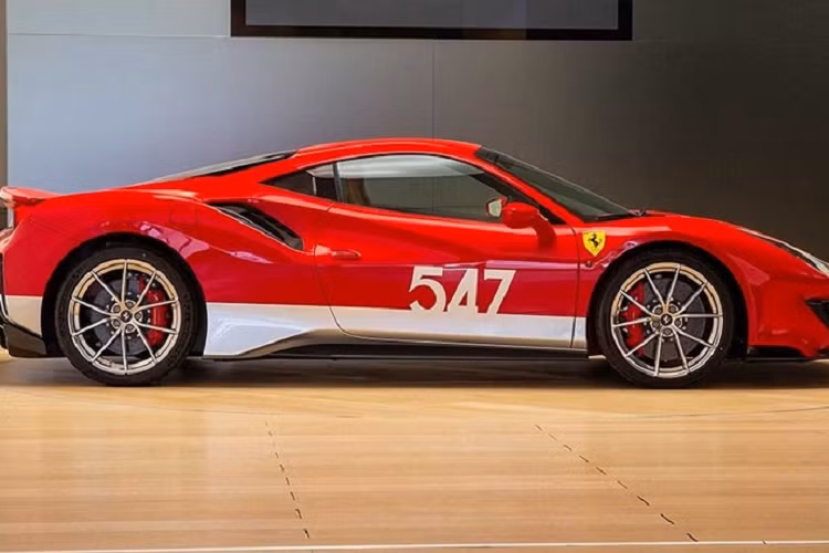 Những hình ảnh của chiếc siêu xe Ferrari 488 Pista này có vẻ hơi tối nên chưa biết rằng bộ chia gió trước được sơn bằng màu đen bóng hay làm từ sợi carbon. Biểu tượng chú ngựa tung vó của Ferrari cũng xuất hiện ngay trên chắn bùn trước. Đường nét sọc trắng to bản hơn cùng con số 547 tiếp tục hiện diện trên cánh cửa của 488 Pista.