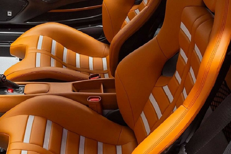 Tiến vào khoang nội thất, hệ thống ghế ngồi cùng bảng điều khiển trung tâm của 488 Pista đều được bọc da màu nâu nhạt với điểm nhấn là các đường viền trắng nổi bật xuất hiện trên đệm và lưng ghế.