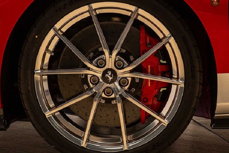 Bộ mâm Ferrari 488 Pista hàng độc này có thiết kế đặc biệt hấp dẫn và độc đáo. Nếu nhìn trực diện, bộ mâm này dường như vẫn là dạng thiết kế 10 chấu khá đơn điệu với tạo hình chữ Y tinh tế. Tuy nhiên, từ một góc độ khác, có thể thấy các cặp nan hoa được xếp chồng lên nhau, khiến cho bộ mâm càng trở nên độc đáo hơn.