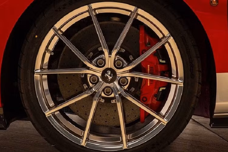 Bộ mâm Ferrari 488 Pista hàng độc này có thiết kế đặc biệt hấp dẫn và độc đáo. Nếu nhìn trực diện, bộ mâm này dường như vẫn là dạng thiết kế 10 chấu khá đơn điệu với tạo hình chữ Y tinh tế. Tuy nhiên, từ một góc độ khác, có thể thấy các cặp nan hoa được xếp chồng lên nhau, khiến cho bộ mâm càng trở nên độc đáo hơn.