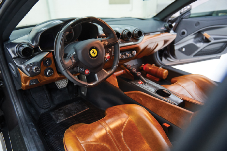 Có vẻ như sàn xe cũng sử dụng phối màu trắng đồng bộ với các đường viền trắng có mặt ở cả ngoại thất và nội thất.