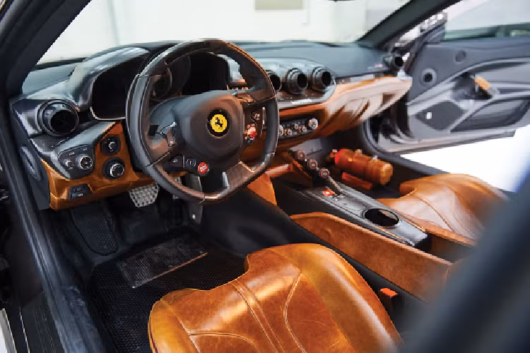 Có vẻ như sàn xe cũng sử dụng phối màu trắng đồng bộ với các đường viền trắng có mặt ở cả ngoại thất và nội thất.