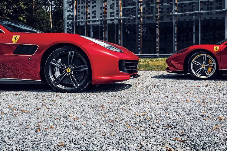 Bộ phận Ferrari Tailor Made mang đến cho khách hàng mức độ cá nhân hóa cao hơn hẳn so với những phiên bản thông thường hiện nay. Nó mở ra một loạt các lựa chọn về màu sơn, chất liệu da, vải và nhiều chi tiết tinh tế khác. Khách hàng sẽ có cơ hội làm việc trực tiếp với bộ phận cá nhân hóa Tailor Made của Ferrari để yêu cầu một chiếc xe có thiết kế phù hợp với sở thích của mình.
