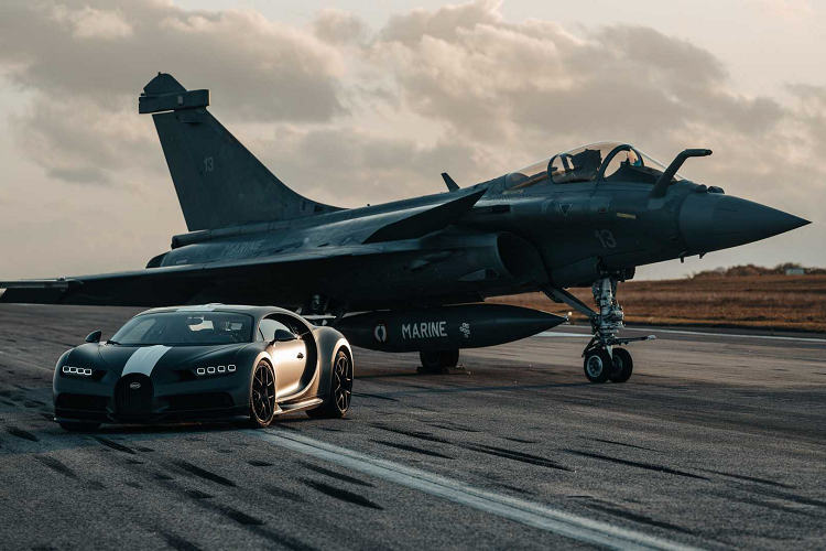 Mang trên mình cỗ máy W16 lên đường drag, Bugatti Chiron Pur Sport mới thuộc phiên bản Les Légendes du Ciel có công suất 1.500 mã lực. Đây là phiên bản giới hạn 20 chiếc toàn thế giới nhằm tri ân sự tham gia của cố chủ tịch Ettore Bugatti trong việc phát triển động cơ máy bay và thậm chí là toàn bộ chiếc máy bay.