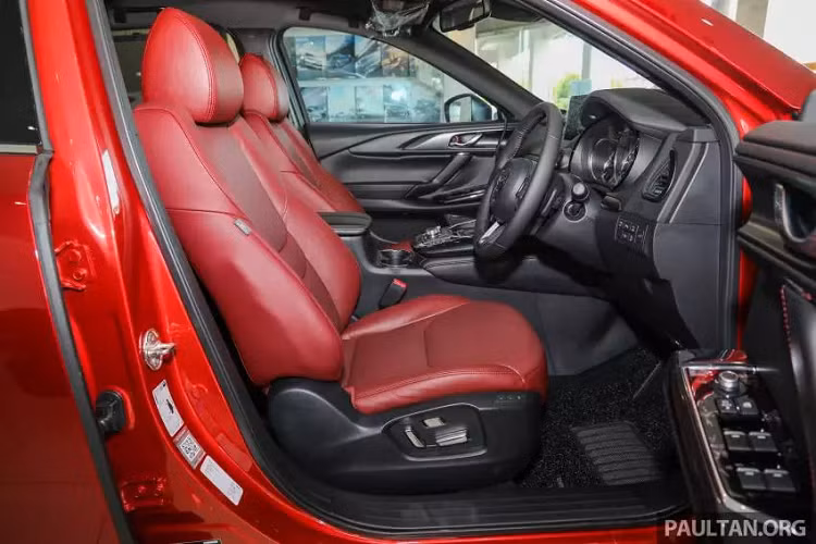 Nội thất cũng không kém phần thú vị với 3 hàng ghế được bọc chất liệu da màu đỏ tía bắt mắt, tương phản với bảng điều khiển màu đen. Táp lô và táp pi cửa trang trí các chi tiết kim loại tối màu nhằm tăng thêm vẻ sang trọng.