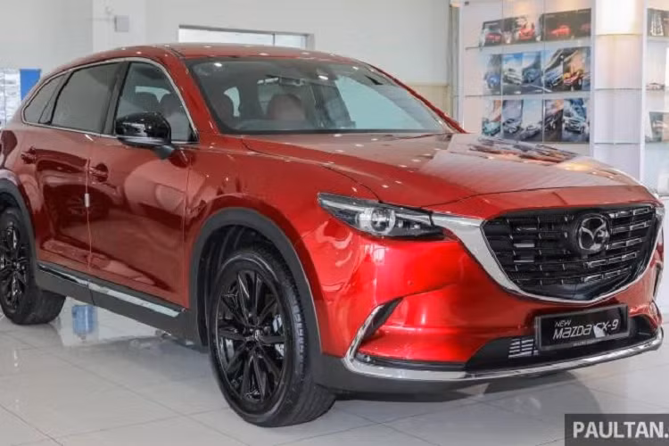  Mazda CX-9 2021 mới tại Malaysia được nhập khẩu nguyên chiếc (CBU). Xe được bán ra dưới 2 phiên bản gồm: CX-9 2WD giá 319.847 RM (khoảng 1,75 tỷ đồng) và CX-9 AWD giá 336.215 RM (khoảng 1,84 tỷ đồng).