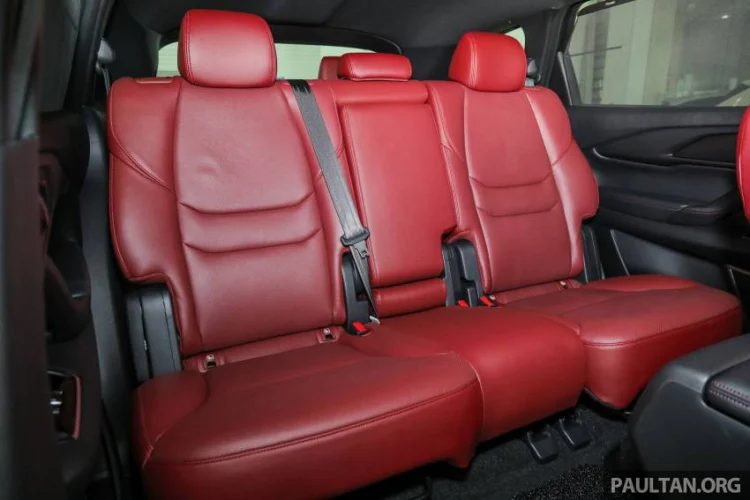 Về an toàn chủ động và bị động, Mazda CX-9 2021 nâng cấp tiếp tục có 6 túi khí (phía trước, bên hông và rèm), phanh ABS, DSC, EBD, Hỗ trợ phanh khẩn cấp, Kiểm soát lực kéo, Hỗ trợ khởi hành ngang dốc và ghế trẻ em Isofix neo cho hàng ghế thứ hai, bên ngoài.