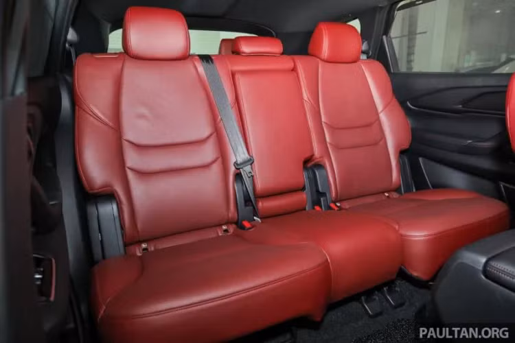 Về an toàn chủ động và bị động, Mazda CX-9 2021 nâng cấp tiếp tục có 6 túi khí (phía trước, bên hông và rèm), phanh ABS, DSC, EBD, Hỗ trợ phanh khẩn cấp, Kiểm soát lực kéo, Hỗ trợ khởi hành ngang dốc và ghế trẻ em Isofix neo cho hàng ghế thứ hai, bên ngoài.