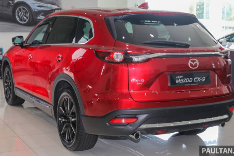 Ở phía trước đầu xe, Mazda CX-9 2021 sử dụng đèn pha LED tự động bật tắt/cân bằng. Đèn hậu cũng dạng LED. Xe vẫn trang bị 4 cảm biến trước và sau. Ngoài ra còn có thêm khóa/mở cửa thông minh và khởi động bằng nút bấm.