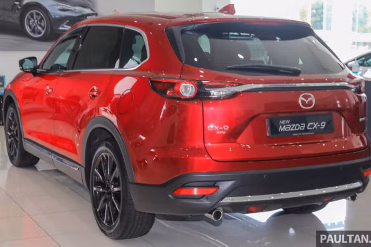 Ở phía trước đầu xe, Mazda CX-9 2021 sử dụng đèn pha LED tự động bật tắt/cân bằng. Đèn hậu cũng dạng LED. Xe vẫn trang bị 4 cảm biến trước và sau. Ngoài ra còn có thêm khóa/mở cửa thông minh và khởi động bằng nút bấm.