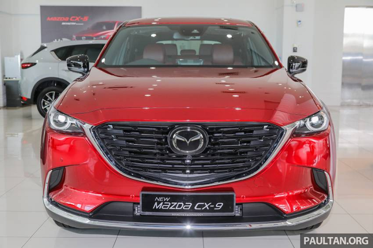 Ở phiên bản nâng cấp mới, mẫu xe SUV Mazda CX-9 2021 được trang bị gói ngoại thất “Ignite Edition” tiêu chuẩn bao gồm lưới tản nhiệt sơn đen bóng, ốp gương chiếu hậu đen và mâm xe hợp kim nhôm màu đen 20 inch.