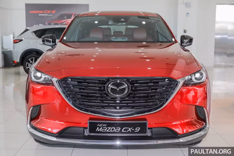 Ở phiên bản nâng cấp mới, mẫu xe SUV Mazda CX-9 2021 được trang bị gói ngoại thất “Ignite Edition” tiêu chuẩn bao gồm lưới tản nhiệt sơn đen bóng, ốp gương chiếu hậu đen và mâm xe hợp kim nhôm màu đen 20 inch.