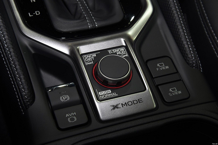 Bước vào bên trong Subaru Forester 2022, người lái sẽ được chào đón bằng không gian nội thất về cơ bản là giống phiên bản cũ. Xe được trang bị vô lăng 3 chấu, tích hợp phím chức năng. Thêm vào đó là tính năng sưởi ghế, chỉnh điều hòa bằng cử chỉ và hệ thống hỗ trợ đổ đèo X-Mode mới.