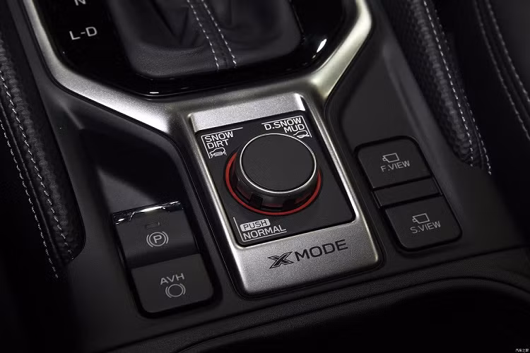 Bước vào bên trong Subaru Forester 2022, người lái sẽ được chào đón bằng không gian nội thất về cơ bản là giống phiên bản cũ. Xe được trang bị vô lăng 3 chấu, tích hợp phím chức năng. Thêm vào đó là tính năng sưởi ghế, chỉnh điều hòa bằng cử chỉ và hệ thống hỗ trợ đổ đèo X-Mode mới.