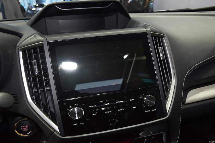 Khác với đầu xe, thiết kế bên sườn và đuôi xe của Subaru Forester 2022 không thay đổi nhiều, trừ vành la-zăng. Tại thị trường Trung Quốc, mẫu SUV cỡ C này sẽ dùng vành hợp kim 17 inch tiêu chuẩn hoặc 18 inch tùy chọn và đi kèm cả cửa cốp chỉnh điện.