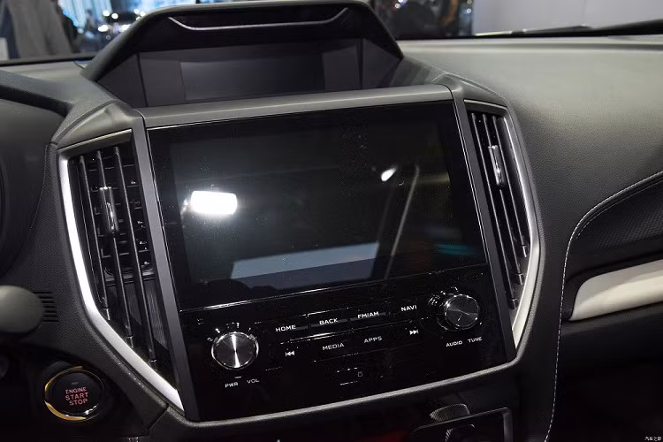 Khác với đầu xe, thiết kế bên sườn và đuôi xe của Subaru Forester 2022 không thay đổi nhiều, trừ vành la-zăng. Tại thị trường Trung Quốc, mẫu SUV cỡ C này sẽ dùng vành hợp kim 17 inch tiêu chuẩn hoặc 18 inch tùy chọn và đi kèm cả cửa cốp chỉnh điện.