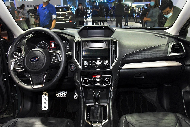 Bên dưới xuất hiện hốc đèn sương mù trước mới với 3 nan mạ crôm trang trí. Ngay cả thiết kế cản trước của xe cũng được làm mới, đi kèm tấm ốp gầm màu bạc dày dặn.