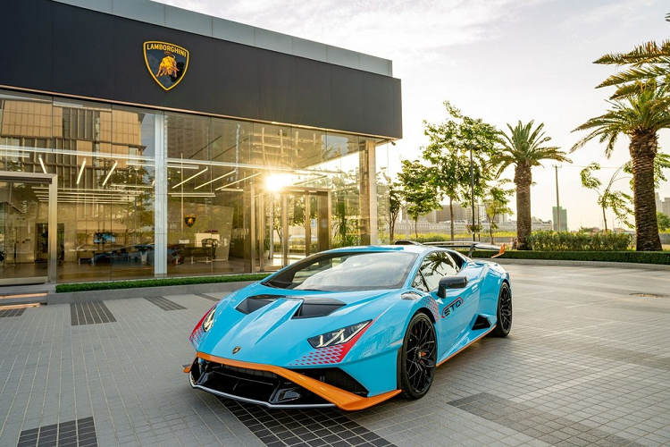 Tuy nhiên, hiện tại thì vẫn chưa có chiếc siêu xe Lamborghini Huracan STO nào xuất hiện Việt Nam nên khiến nhà giàu trong nước rất "tủi thân" khi nhìn sang nước bạn, Campuchia đã có đến 2 chiếc Lamborghini Huracan STO xuất hiện, chưa hết, mới đây nhất hình ảnh chiếc xe Lamborghini Huracan STO đầu tiên về xứ sở chùa tháp bị bắt gặp lăn bánh trên đường phố Campuchia đã khiến không ít giới mê xe ở Đông Nam Á sốc.