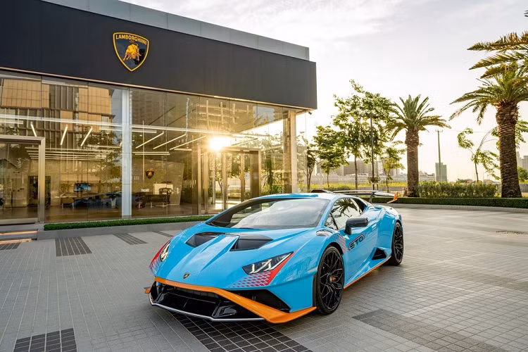 Tuy nhiên, hiện tại thì vẫn chưa có chiếc siêu xe Lamborghini Huracan STO nào xuất hiện Việt Nam nên khiến nhà giàu trong nước rất "tủi thân" khi nhìn sang nước bạn, Campuchia đã có đến 2 chiếc Lamborghini Huracan STO xuất hiện, chưa hết, mới đây nhất hình ảnh chiếc xe Lamborghini Huracan STO đầu tiên về xứ sở chùa tháp bị bắt gặp lăn bánh trên đường phố Campuchia đã khiến không ít giới mê xe ở Đông Nam Á sốc.