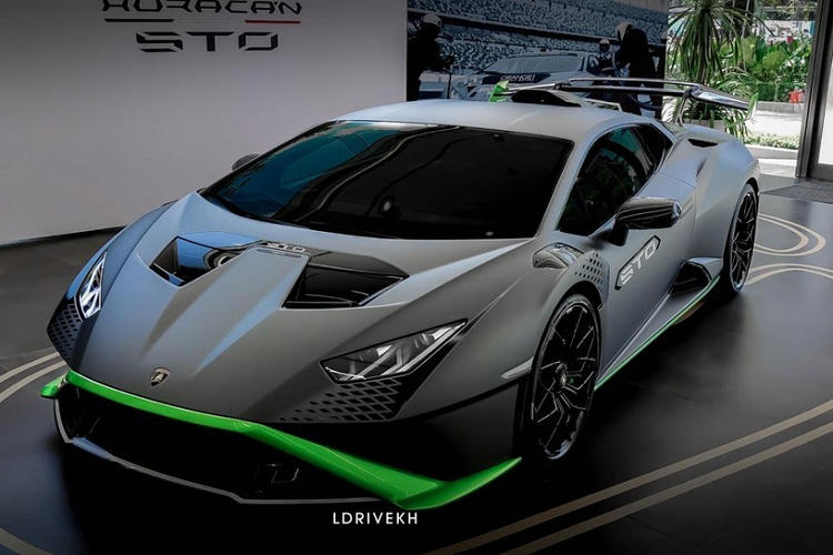 Như vậy, Campuchia chính là đất nước Asean đầu tiên có sự phục vụ của siêu xe Lamborghini Huracan STO hàng hiếm, thông tin ban đầu cho hay, đây không phải là chiếc siêu xe Lamborghini Huracan STO tạm nhập tái xuất như mẫu xe thứ 2 về xứ sở chùa tháp, mà thay vào đó là thuộc sở hữu của 1 đại gia sinh sống ở đây.