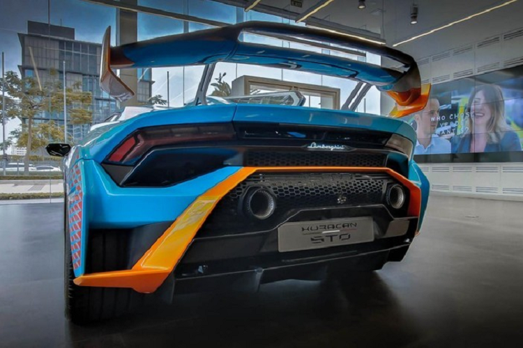 Chiếc siêu xe Lamborghini Huracan STO đầu tiên lăn bánh trên đường phố Campuchia có ngoại thất sơn màu xám Grigio Titans cùng với các điểm nhấn là viền sơn màu xanh lá cây nổi bật, logo STO bên hông xe hoàn thành với màu trắng.