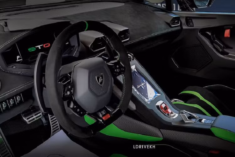 Sự có mặt của siêu xe Lamborghini Huracan STO trên đường phố Campuchia giúp cho các đại gia nước này sở hữu nhiều phiên bản mới nhất của dòng xe danh tiếng Lamborghini Huracan, trước đó, giới nhà giàu ở xứ sở chùa tháp đã có bản tiêu chuẩn và EVO bên cạnh các biến thể khác.