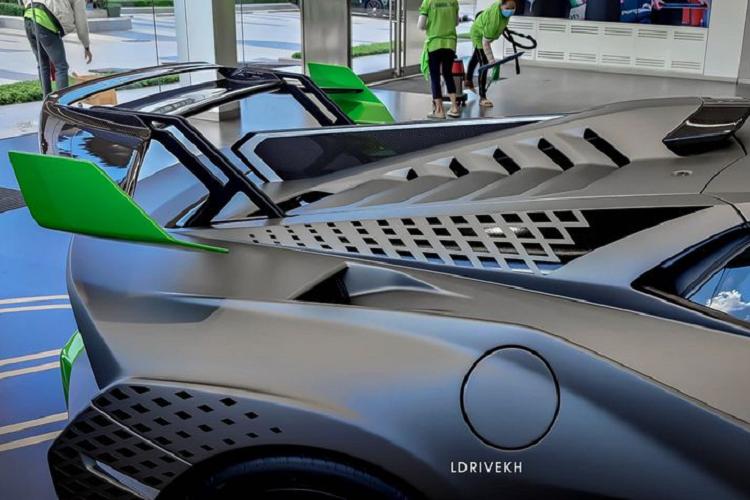 Hiện chưa rõ giá xe Lamborghini Huracan STO ở Campuchia, chỉ biết rằng, dòng xe Lamborghini Huracan STO có giá bán tại nước ngoài như Mỹ hay Anh bắt đầu từ 7,5 tỷ đồng, mức giá này chưa bao gồm các tùy chọn theo xe.