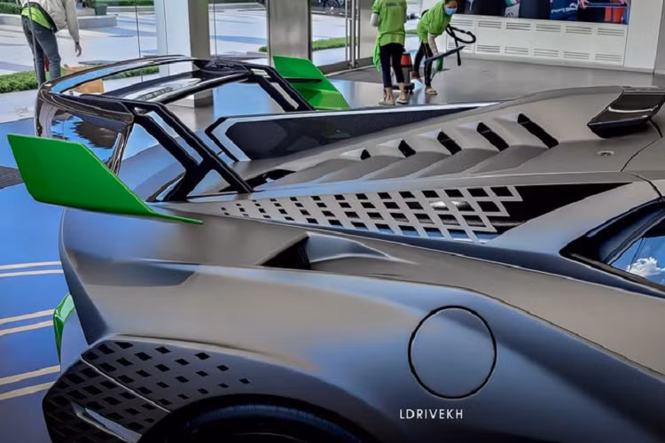 Hiện chưa rõ giá xe Lamborghini Huracan STO ở Campuchia, chỉ biết rằng, dòng xe Lamborghini Huracan STO có giá bán tại nước ngoài như Mỹ hay Anh bắt đầu từ 7,5 tỷ đồng, mức giá này chưa bao gồm các tùy chọn theo xe.