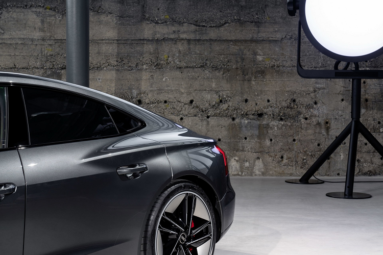 Audi e-tron GT có các số đo kích thước dài x rộng x cao lần lượt là 4.990 x 1.960 x 1.410 (mm), trục cơ sở dài 2.900 mm. Các số đo kích thước của e-tron GT được xem là điển hình của một chiếc gran-turismo.