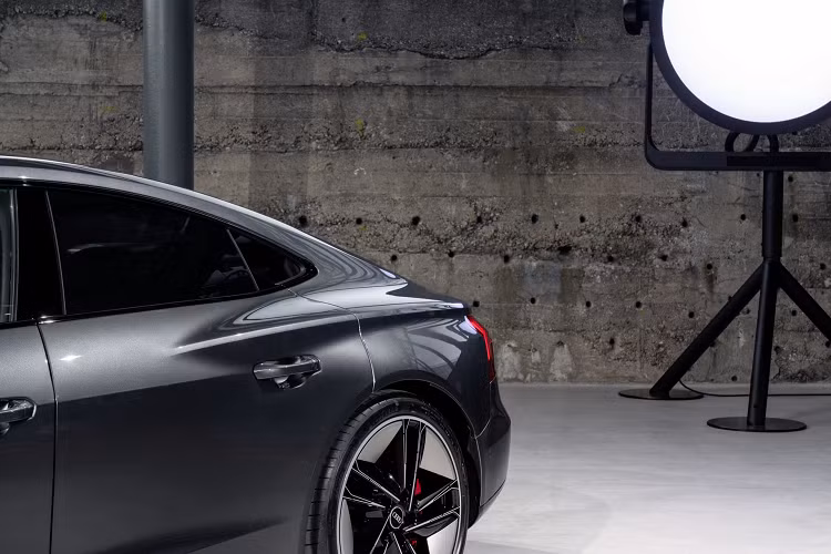 Audi e-tron GT có các số đo kích thước dài x rộng x cao lần lượt là 4.990 x 1.960 x 1.410 (mm), trục cơ sở dài 2.900 mm. Các số đo kích thước của e-tron GT được xem là điển hình của một chiếc gran-turismo.