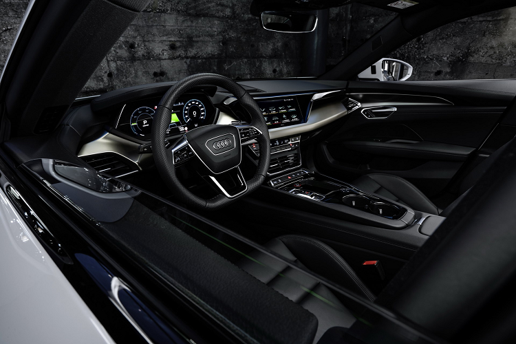 Thị trường Mỹ sẽ phân phối e-tron GT từ mùa hè này với 3 phiên bản GT quattro Premium Plus (99.900 USD - khoảng 2,3 tỷ đồng), GT quattro Prestige (107.100 USD - hơn 2,4 tỷ đồng) và RS e-tron GT (139.900 USD - hơn 3,19 tỷ đồng). Đây là mức giá chưa trừ phí hỗ trợ 7.500 USD cho xe điện của Chính phủ Mỹ.